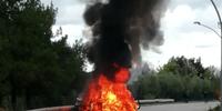 La Citroen C3 distrutta dal fuoco dopo lo shianto con una Fiat Tipo (foto di Stefania Sorge)