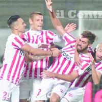 Luca Iotti festeggiato in campo dopo il primo gol alla Casertana (foto di Luciano Adriani)