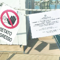 Il cartello del sequestro affisso sulle casette galleggianti nel porto di Giulianova