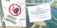 Il cartello del sequestro affisso sulle casette galleggianti nel porto di Giulianova