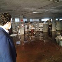 Il consigliere dem, Antonio Blasioli, in via Bovio, nella ex sede regionale allagata da una perdita d'acqua