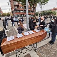Pescara, bara in piazza Unione per la protesta dei lavoratori delle agenzie di viaggio (foto di G. Lattanzio)