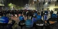 La polizia schierata sotto la Prefettura davanti ai manifestanti (foto di Giampiero Lattanzio)