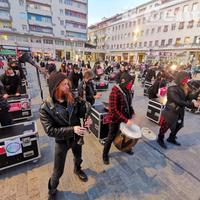 Pescara, artisti in piazza Salotto contro le chiusure del Dpcm Conte (fotoservizio di Giampiero Lattanzio)