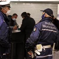 Controlli dei vigili urbani in centro a Pescara