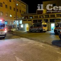 Ambulanze in fila davanti all'ex Pronto soccorso di Sulmona (foto C.Lattanzio)