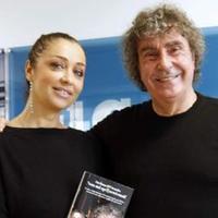 Il musicista nella redazione del Centro, a Pescara, con la moglie Tiziana Giardoni