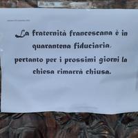 Il cartello affisso sulle porte della chiesa di Sant'Antonio