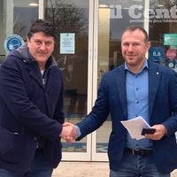 La stretta di mano tra il presidente Sebastiani e il nuovo allenatore Roberto Breda (foto l.d.m.)