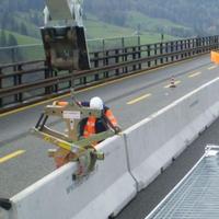 Posa di barriere su un viadotto