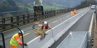 Posa di barriere su un viadotto