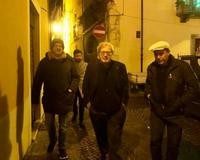 La "passeggiata di gruppo" di Sgarbi senza mascherina a Sulmona