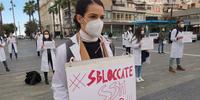 La protesta dei giovani medici in piazza Salotto (foto G.Lattanzio)