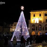 L'albero di Natale #20venti illuminato a Lanciano