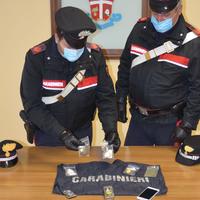 I carabinieri con la droga e altro materiale sequestrato