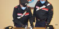 I carabinieri con la droga e altro materiale sequestrato