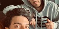 Il selfie postato da Gianluca Ginoble con il fratello