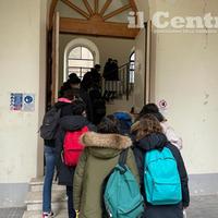 L'ingresso degli studenti nell'Istituto ex Comi di Teramo (foto di Luciano Adriani)