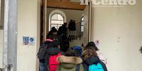 L'ingresso degli studenti nell'Istituto ex Comi di Teramo (foto di Luciano Adriani)