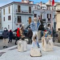 L'arrivo delle statue a Castelli