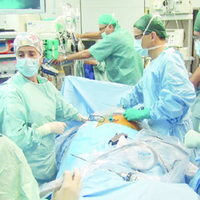 Equipe chirurgica in sala operatoria per un trapianto