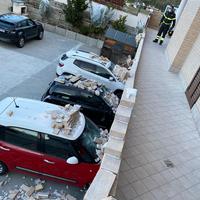 Teramo, fila auto danneggiate dalla caduta di un parapetto a Villa Mosca
