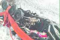 I rottami del gatto delle nevi sganciato in quota dall'elicottero