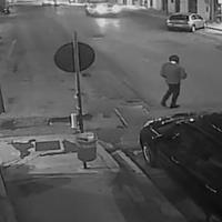 Un fermo immagine del video del rapinatore in via Dei Bastioni