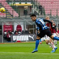 Lautaro Martinez mette a segno il primo gol dell'Inter nel derby di Milano