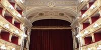 La splendida sala del teatro Marrucino di Chieti illuminata e con sipario chiuso