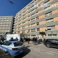 La polizia sul posto del ritrovamento del corpo senza vita sotto l'ospedale (foto di Luciano Adriani)