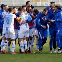 L'abbraccio dei biancazzurri a fine gara per il pari strappato al Lecce in zona Cearini (foto di G. Lattanzio)