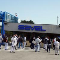 Lavoratori Sevel davanti ai cancelli della fabbrica del Ducato