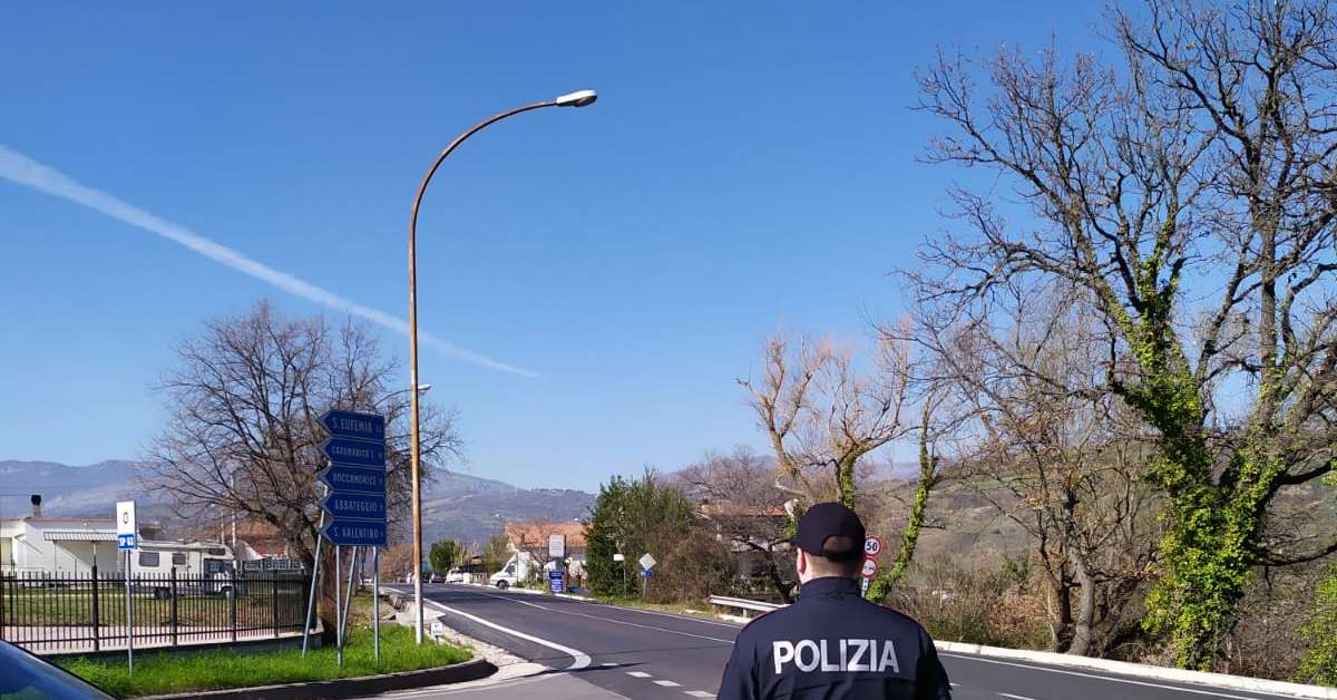 He escapes to a halt and collides with a police car, woman reported – Pescara