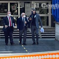 Francesco Ciarrocchi all'uscita del tribunale dopo l'interrogatorio, con i legali Navarra (a sinistra) e Marconi (a destra). Foto di Luciano Adriani