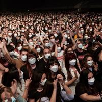 Gli spettatori sotto il palco a Barcellona (foto Ansa)