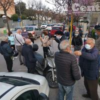 La protesta in via di Sotto contro le multe dell'autovelox (foto Giampiero Lattanzio)