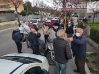 La protesta in via di Sotto contro le multe dell'autovelox (foto Giampiero Lattanzio)