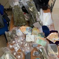 La droga e i soldi sequestrati dalla polizia in un appartamento di Montesilvano