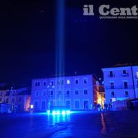 Il fascio di luce emesso da piazza Duomo (foto Fabio Iuliano)