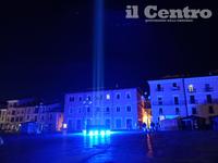 Il fascio di luce emesso da piazza Duomo (foto Fabio Iuliano)