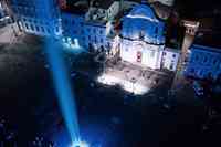 Il fascio di luce verso il cielo da piazza Duomo