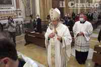Il cardinale Petrocchi entra in chiesa per la messa del ricordo (foto Raniero Pizzi)