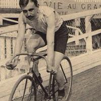 Il ciclista francese Lucien Georges Mazan