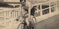 Il ciclista francese Lucien Georges Mazan