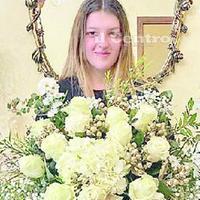 Giorgia Del Nobile con i fiori ricevuti dallo sceicco