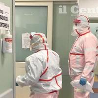 Il personale sanitario in servizio all’ospedale Renzetti con le tute di protezione