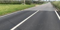 L'asfalto e la segnaletica a metà lungo la strada provinciale di Vasto (foto di Gianfranco Daccò)