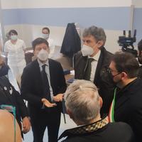Il ministro Roberto Speranza in visita all'ospedale di Teramo tra il dg della Asl Maurizio Di Giosia e il presidente della giunta regionale Marco Marsilio