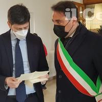 Il ministro della Salute Roberto Speranza con il sindaco di Teramo Gianguido D'Alberto